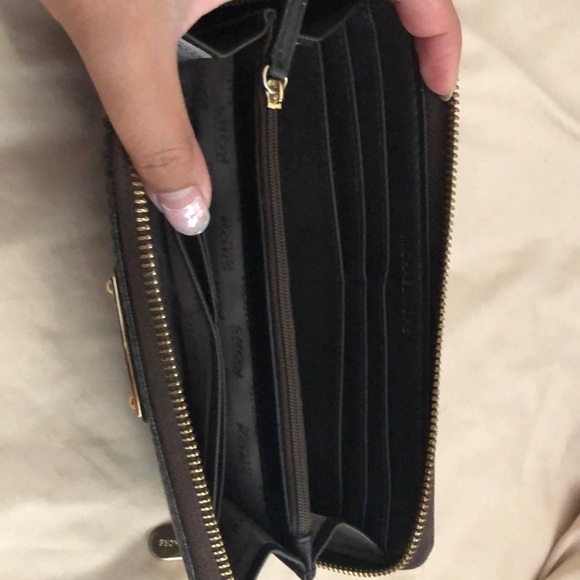 Michael Kors Zippy Wallet - Picture 4 of 7